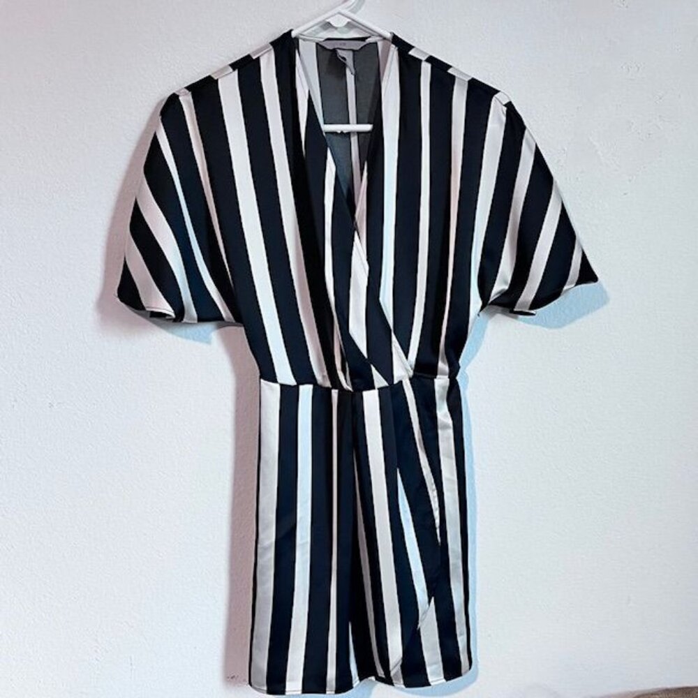 H&M Silky Feel Wrap Dress Black & Tan Flutter Sleeves Size XS